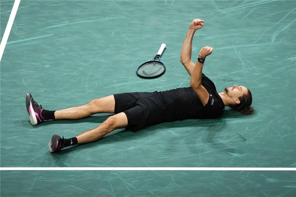 FORTSCHREIBUNG - Bilder des Tages Alexander Zverev feiert nach seinem Sieg gegen den Russen Daniil Medvedev.Dimitar Dilkoff/AFP/dpa