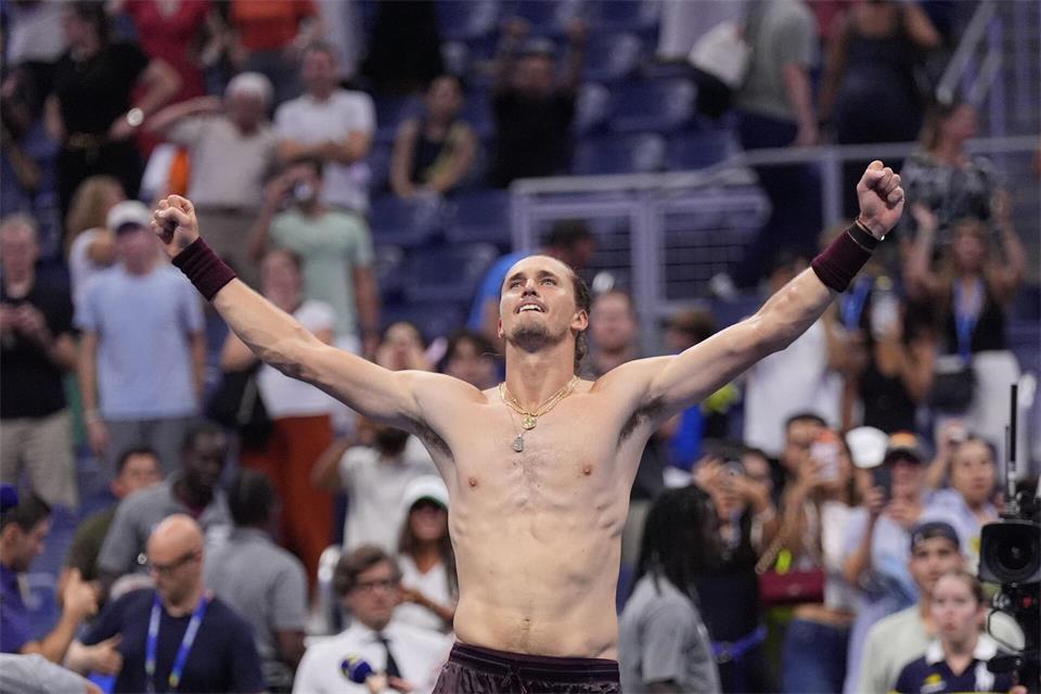 Alexander Zverev feiert seinen zweiten Fünfsatz-Sieg bei den US Open.Frank Franklin II/AP/dpa