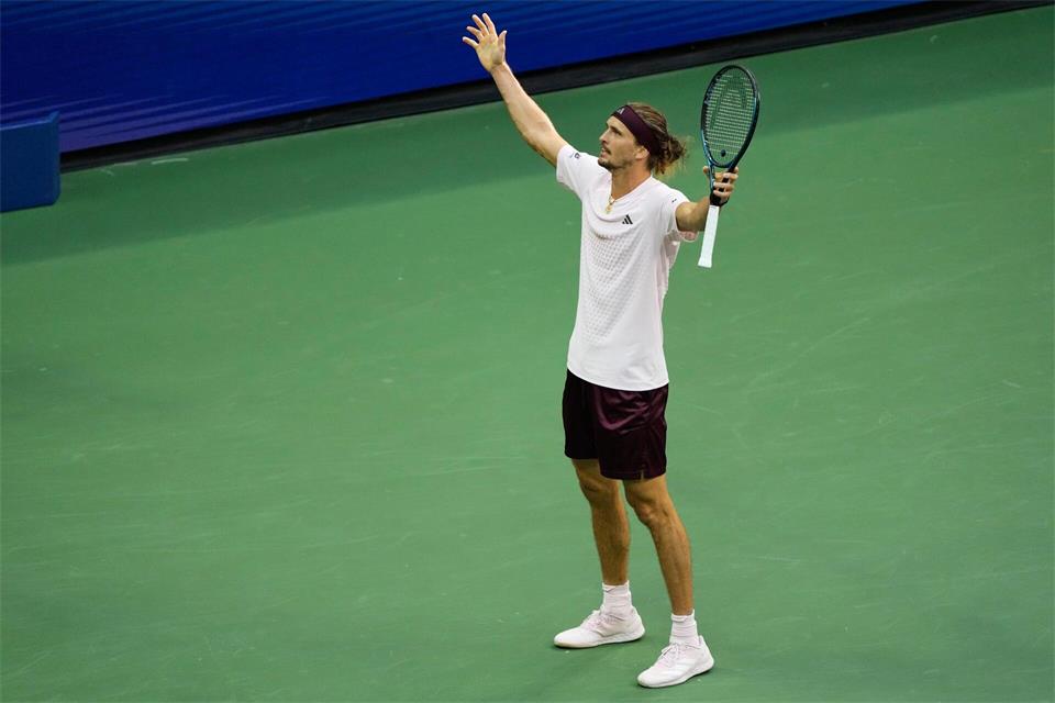 Alexander Zverev freut sich auf die Atmosphäre im Finale. Seth Wenig/AP/dpa