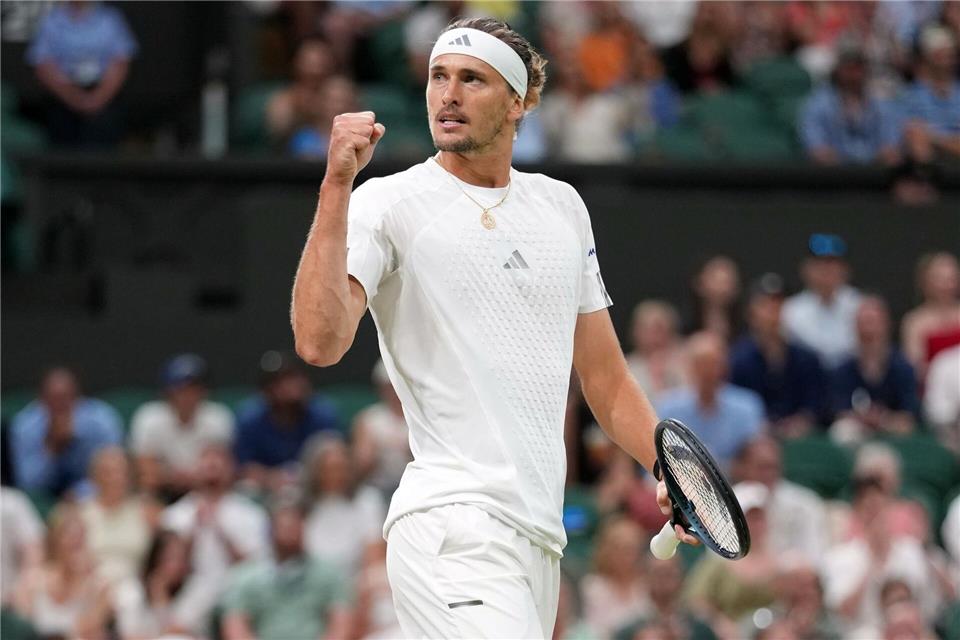 Alexander Zverev geht mit einer 2:0-Satzführung in die Fortsetzung seines Achtelfinals.Kirsty Wigglesworth/AP/dpa