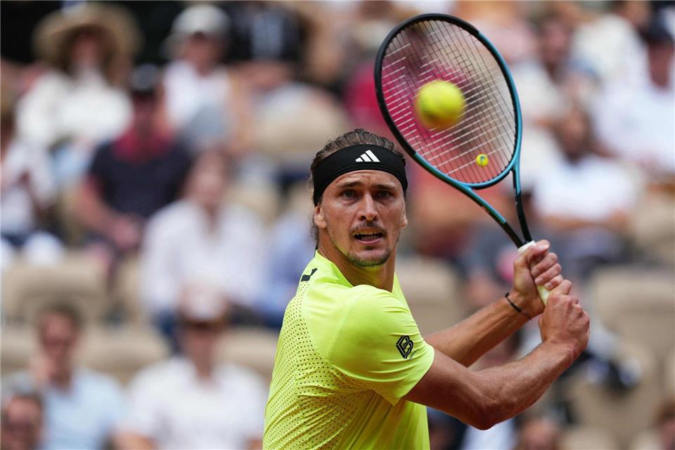 Alexander Zverev hat beim Achtelfinale in Paris nicht nur mit dem Gegner zu kämpfen.Dimitar Dilkoff/AFP/dpa