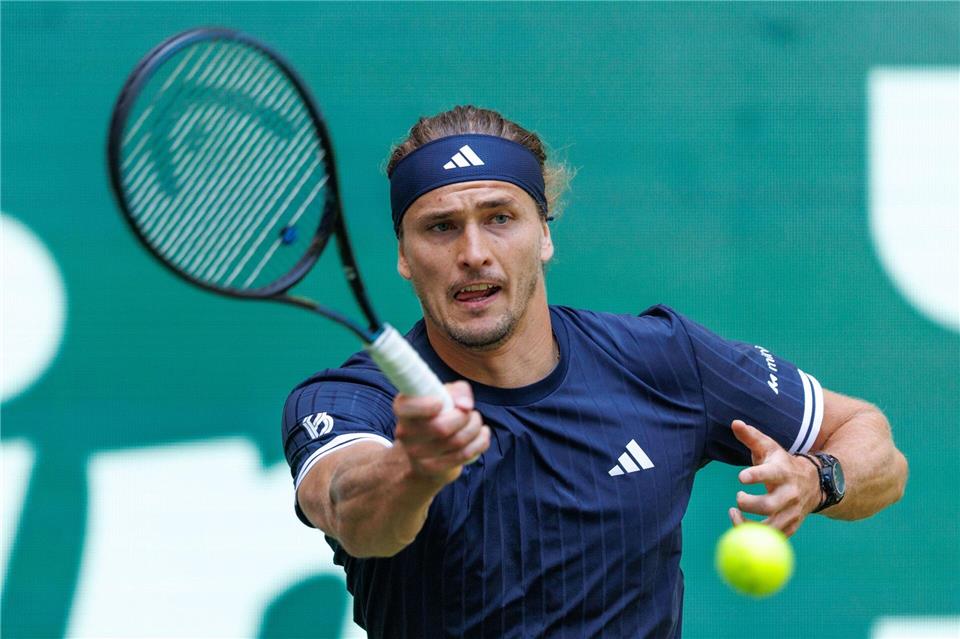 Alexander Zverev ist beim Rasenturnier in Halle ins Achtelfinale eingezogen. Friso Gentsch/dpa