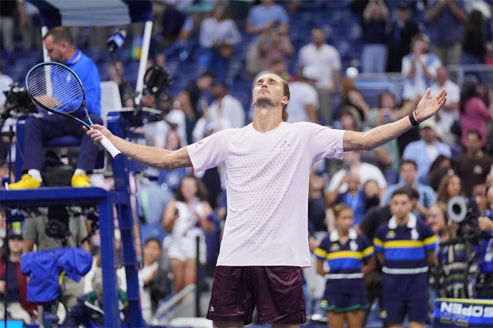 Alexander Zverev jubelt emotional. Frank Franklin II/AP/dpa