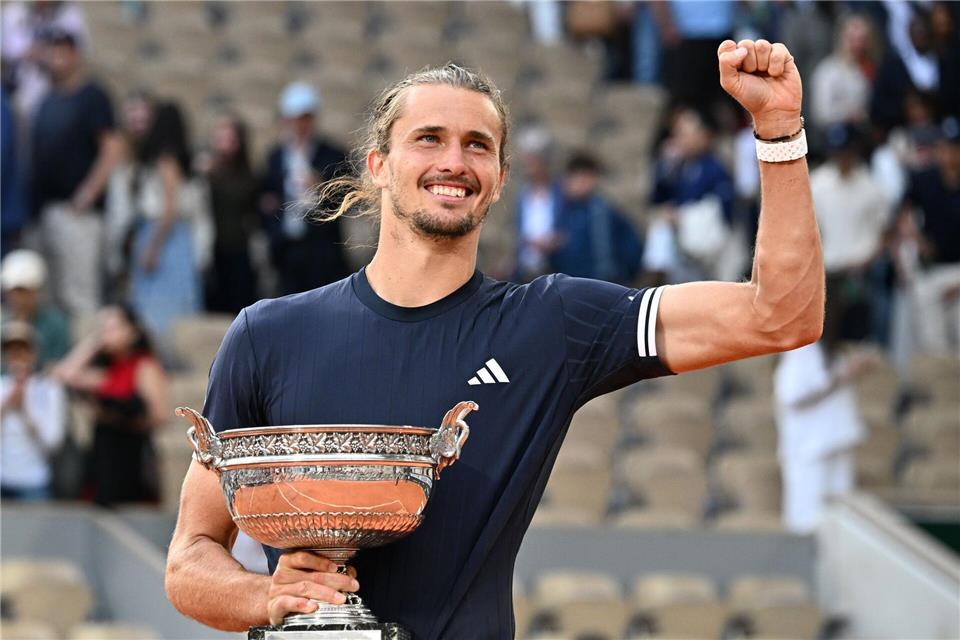 Alexander Zverev jubelt mit dem Pokal für den French-Open-Sieg in den HändenEmma Da Silva/AP/dpa