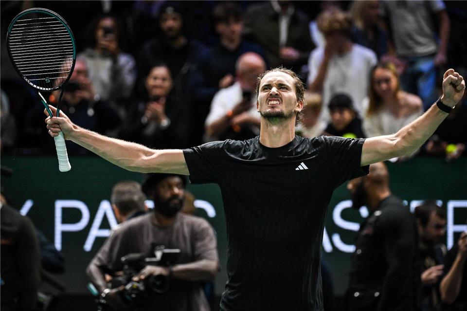 Alexander Zverev jubelt nach seinem Sieg gegen Camilo Ugo Carabelli in Paris.Matthieu Mirville/ZUMA Press Wire/dpa