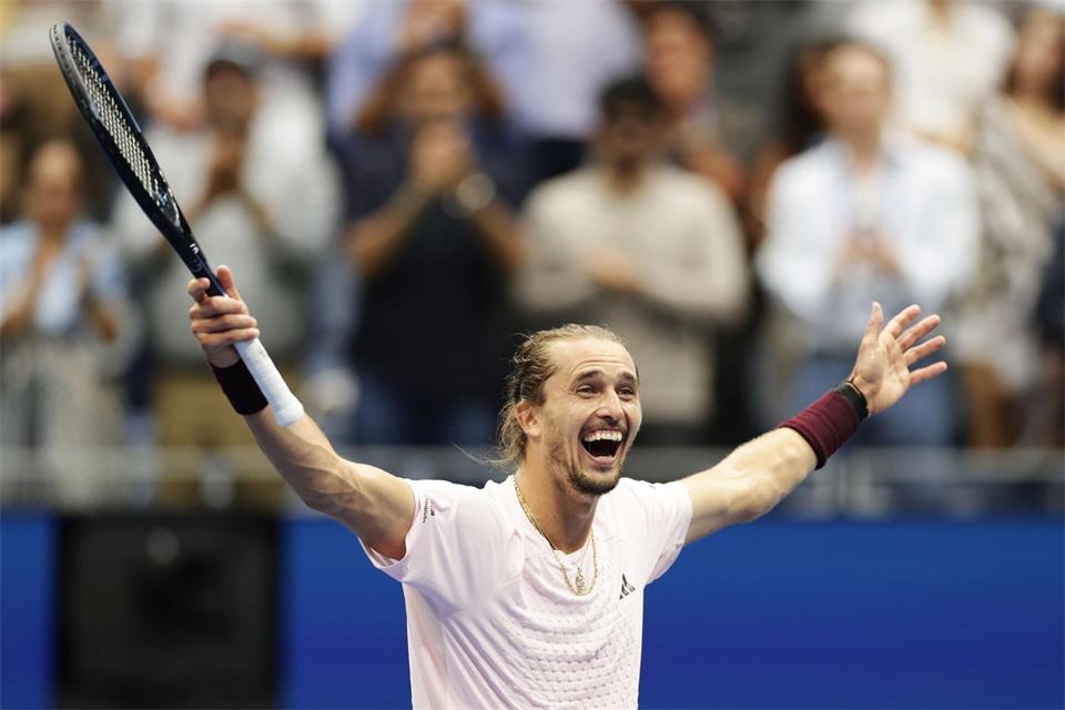 Alexander Zverev jubelt über seinen zweiten Grand-Slam-Turniersieg.Adam Hunger/AP/dpa