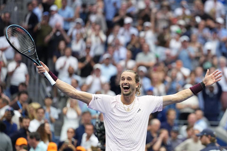 Alexander Zverev jubelt und ist überrascht. Kirsty Wigglesworth/AP/dpa