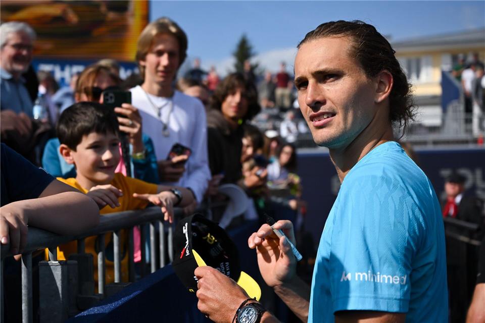 Alexander Zverev kann nach seinem klaren Achtelfinalsieg zufrieden Autogramme schreiben.Sven Hoppe/dpa