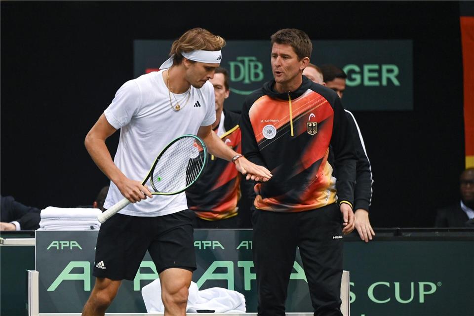 Alexander Zverev (l) fehlt Teamchef Michael Kohlmann bei der Davis-Cup-Quali gegen JapanHarald Tittel/dpa