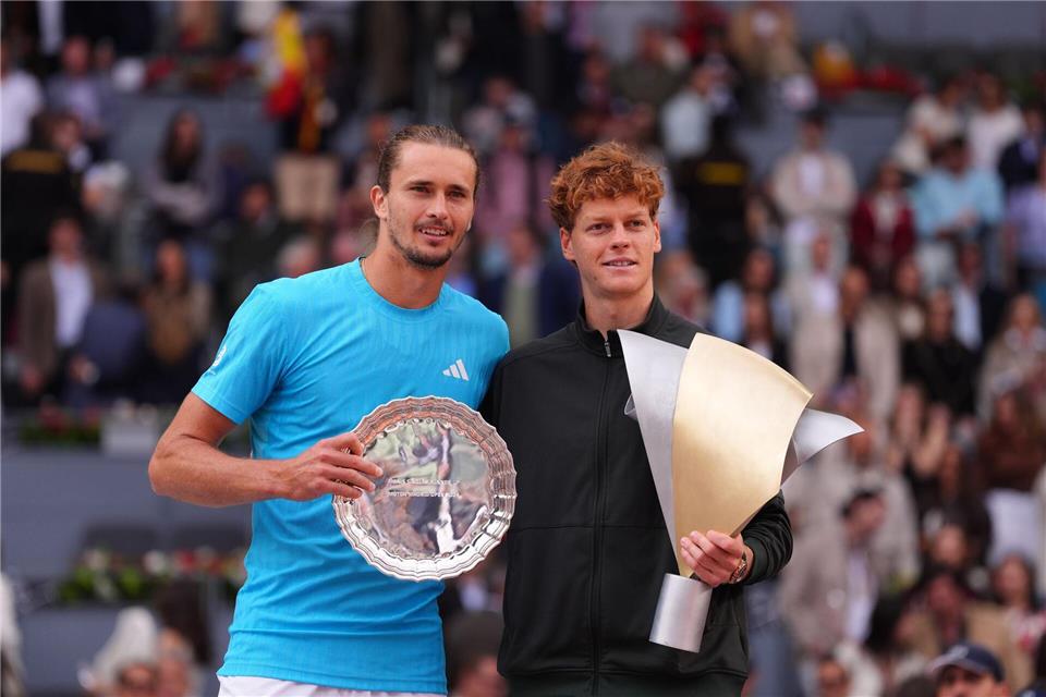 Alexander Zverev (l) muss sich mit dem Preis für den unterlegenen Finalisten begnügen.Manu Fernandez/AP/dpa