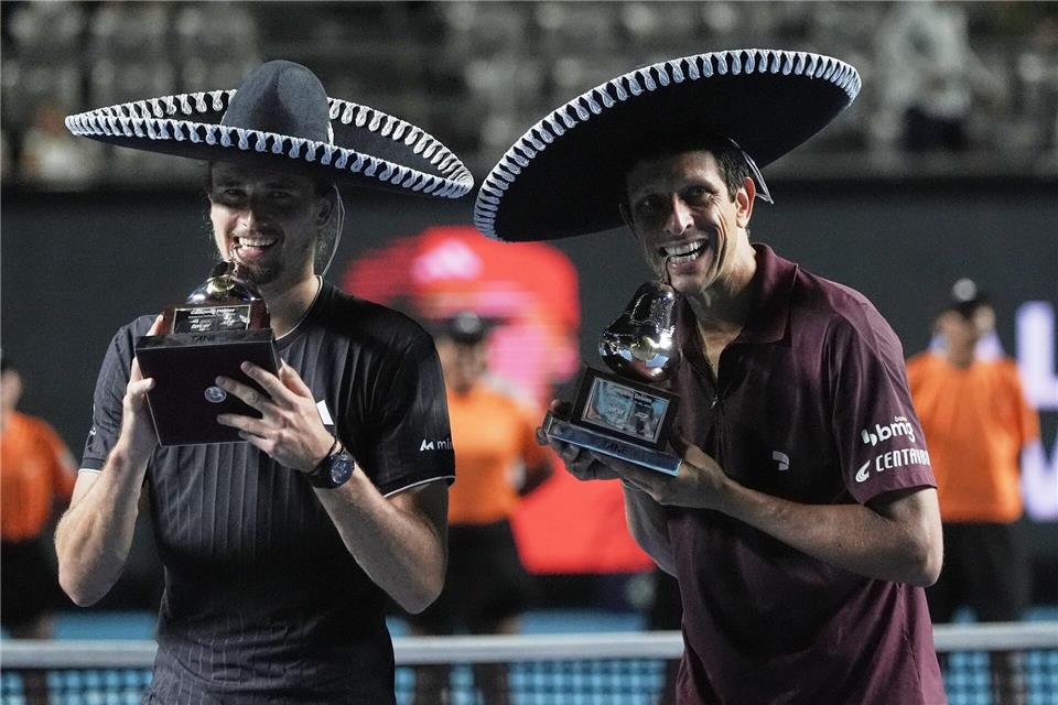 Alexander Zverev (l) und Marcelo Melo bei ihrem Doppel-Sieg in Acapulco. (Archivbild)Eduardo Verdugo/AP/dpa
