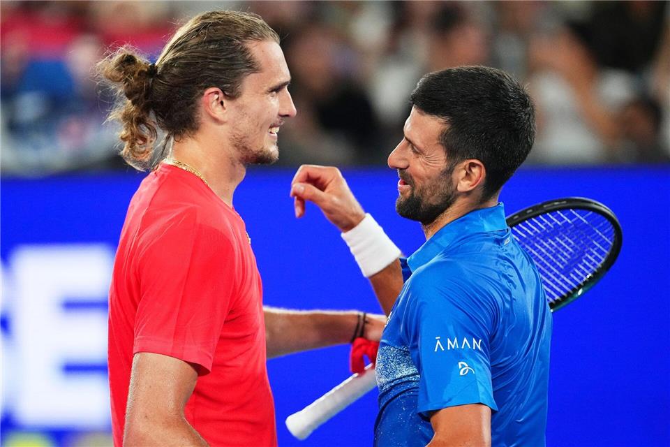 Alexander Zverev (l) und Novak Djokovic trafen kurz vor Start der Australian Open in einem Showmatch aufeinander.Vincent Thian/AP/dpa
