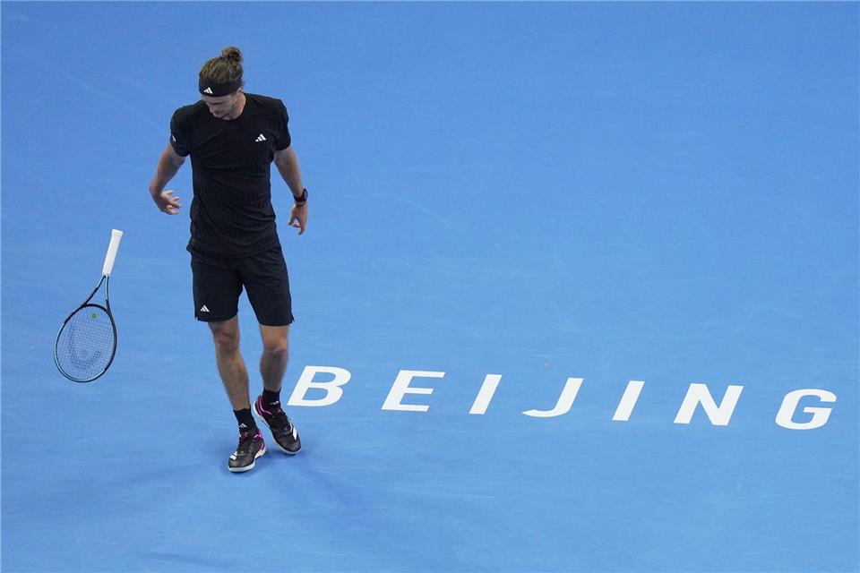 Alexander Zverev ließ seinen Frust am Schläger aus.Andy Wong/AP/dpa