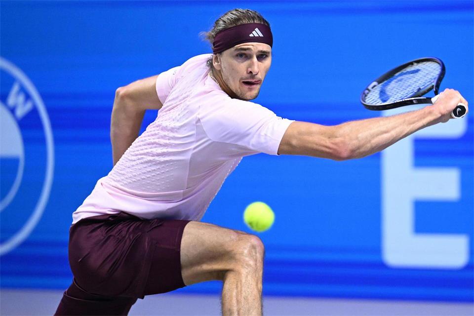 Alexander Zverev löst am Montag Jannik Sinner als Nummer eins der Tennis-Welt ab.Helmut Fohringer/APA/dpa