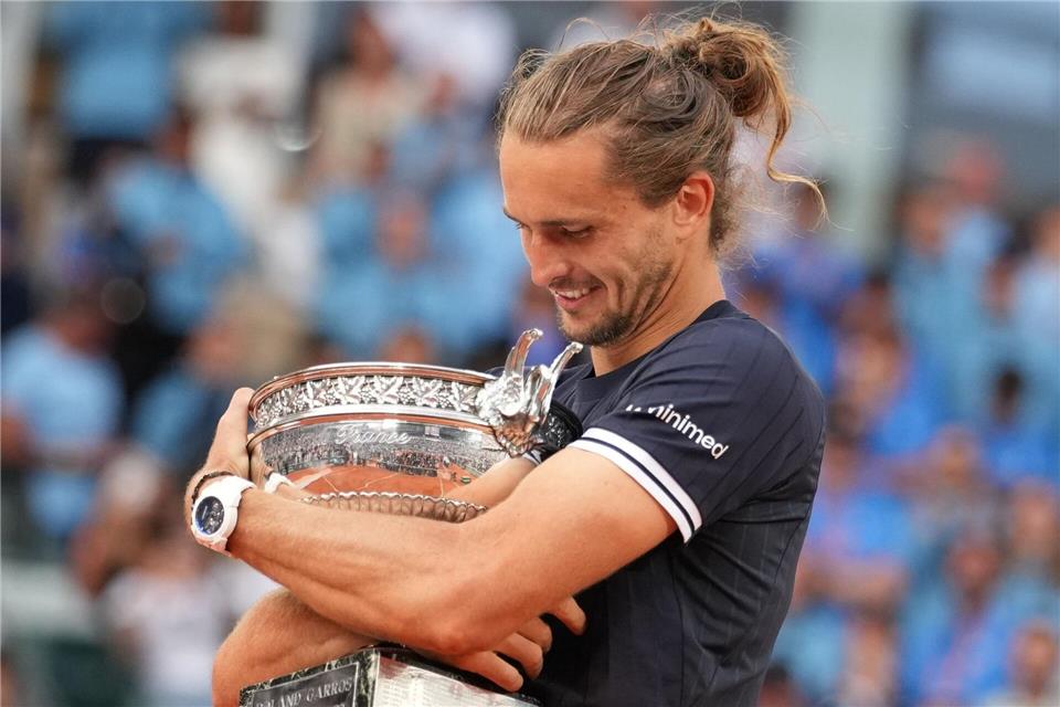 Alexander Zverev mit dem Sieger-Pokal.Christophe Ena/AP/dpa