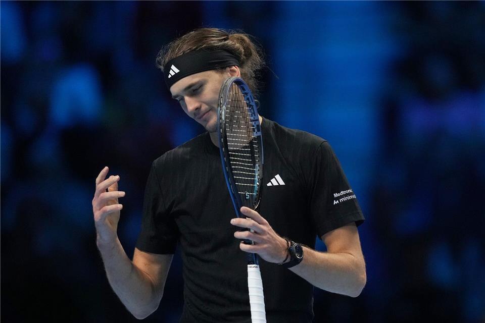 Alexander Zverev muss im Gruppenfinale der ATP Finals gegen das Vorrunden-Aus kämpfen.Antonio Calanni/AP/dpa