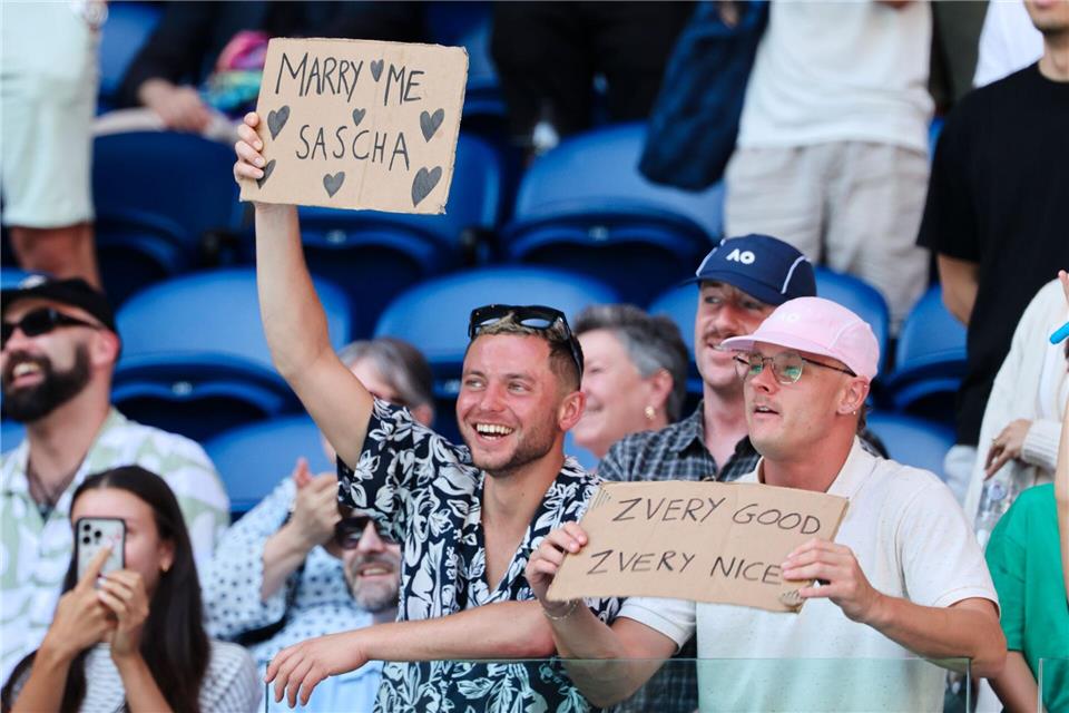 Alexander Zverev musste nach seinem Spiel nicht nur sportliche Fragen beantworten.Frank Molter/dpa