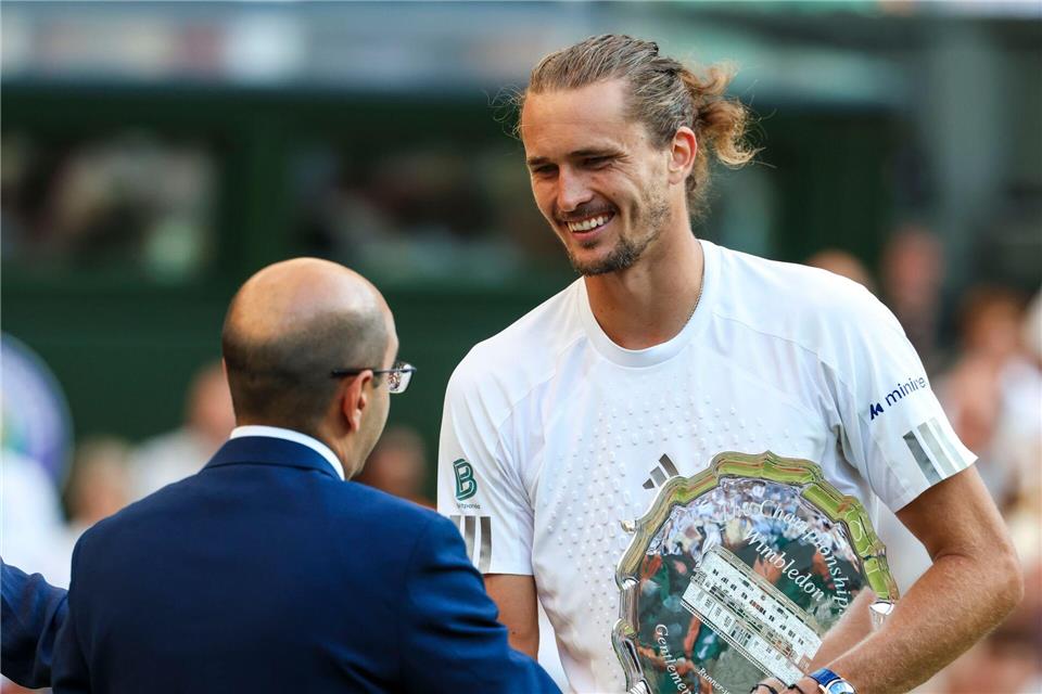 Alexander Zverev nahm die Trophäe für den Wimbledon-Finalisten mit einem Lächeln entgegen.Frank Molter/dpa