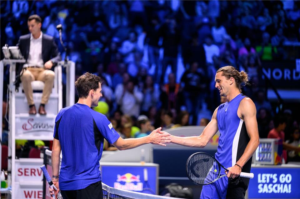 Alexander Zverev (r.) zieht in Wien souverän ins Achtelfinale ein.Max Slovencik/APA/dpa