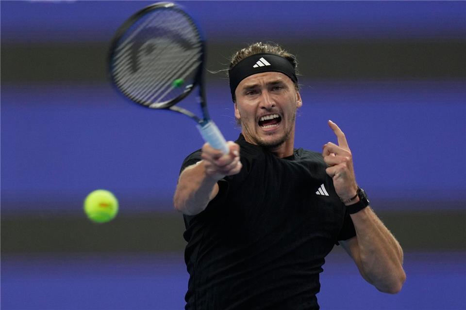 Alexander Zverev schafft es mit einiger Mühe in die nächste Runde von Shanghai.Mahesh Kumar A./AP/dpa