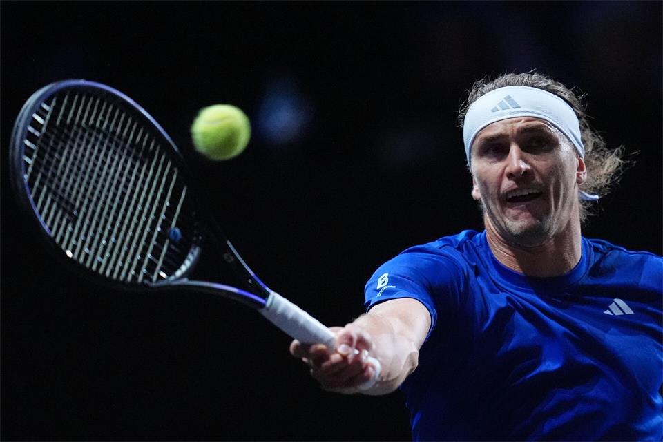 Alexander Zverev schlägt aktuell beim Laver Cup auf.Maja Smiejkowska/AP/dpa