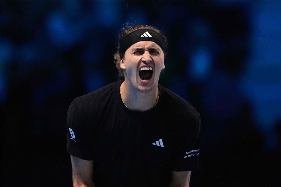 Alexander Zverev schreit seine Freude über den Auftaktsieg bei den ATP Finals heraus.Antonio Calanni/AP/dpa