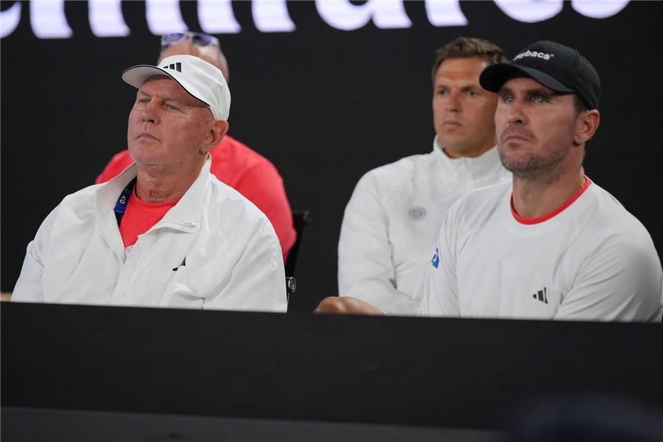Alexander Zverev senior (l) und Mischa Zverev schauen bei einem Match von Alexander Zverev zu. (Archivbild)Vincent Thian/AP/dpa