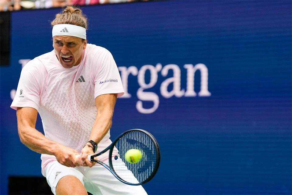 Alexander Zverev spricht bei den US Open über die Tücken der Bälle. (Archivbild)Yuki Iwamura/AP/dpa