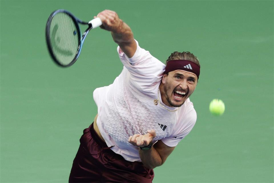 Alexander Zverev steht beim Turnier in Peking im Achtelfinale. (Archivbild)Adam Hunger/AP/dpa