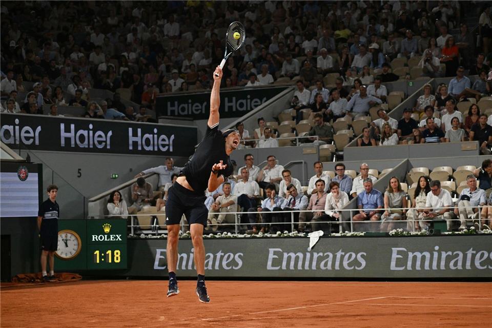Alexander Zverev streckt sich. Emma Da Silva/AP/dpa