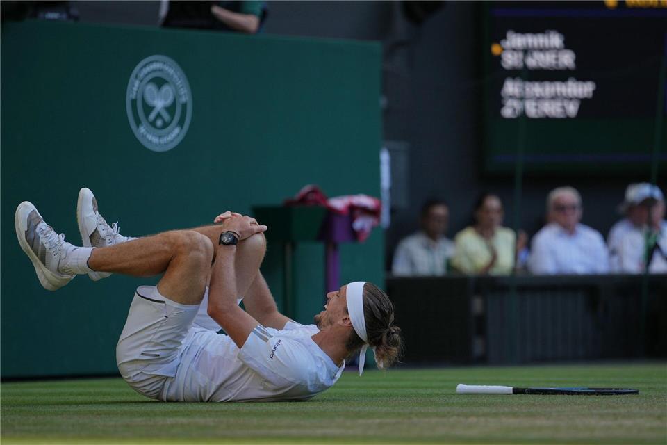 Alexander Zverev stürzte im Finale gegen Jannik Sinner.Kin Cheung/AP/dpa
