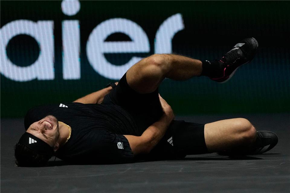 Zverev besiegt Angstgegner und fordert Sinner im Halbfinale Alexander Zverev stürzte während des Matches.Michel Euler/AP/dpa