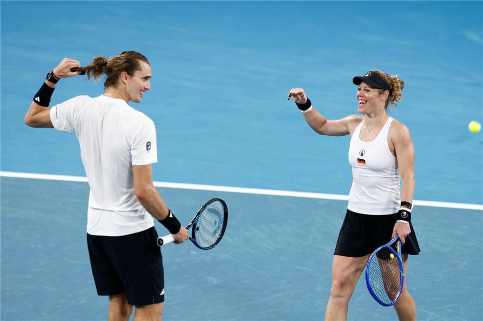 Alexander Zverev und Laura Siegemund feiern den Sieg zum Auftakt beim United Cup.Mark Evans/AAP/dpa