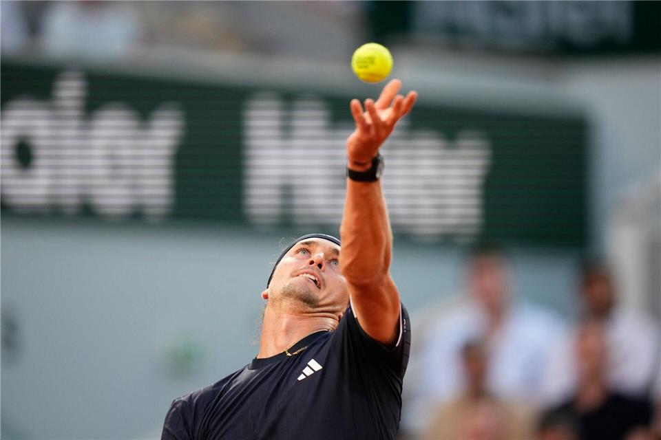 Alexander Zverev und der Ball. Christophe Ena/AP/dpa