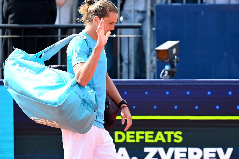 Alexander Zverev verabschiedet sich nach seiner Halbfinalniederlage vom Publikum in München.Sven Hoppe/dpa