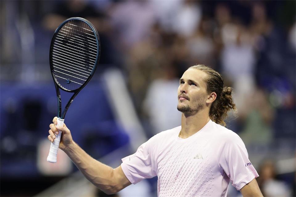 Alexander Zverev verabschiedet sich vom Publikum. Adam Hunger/AP/dpa