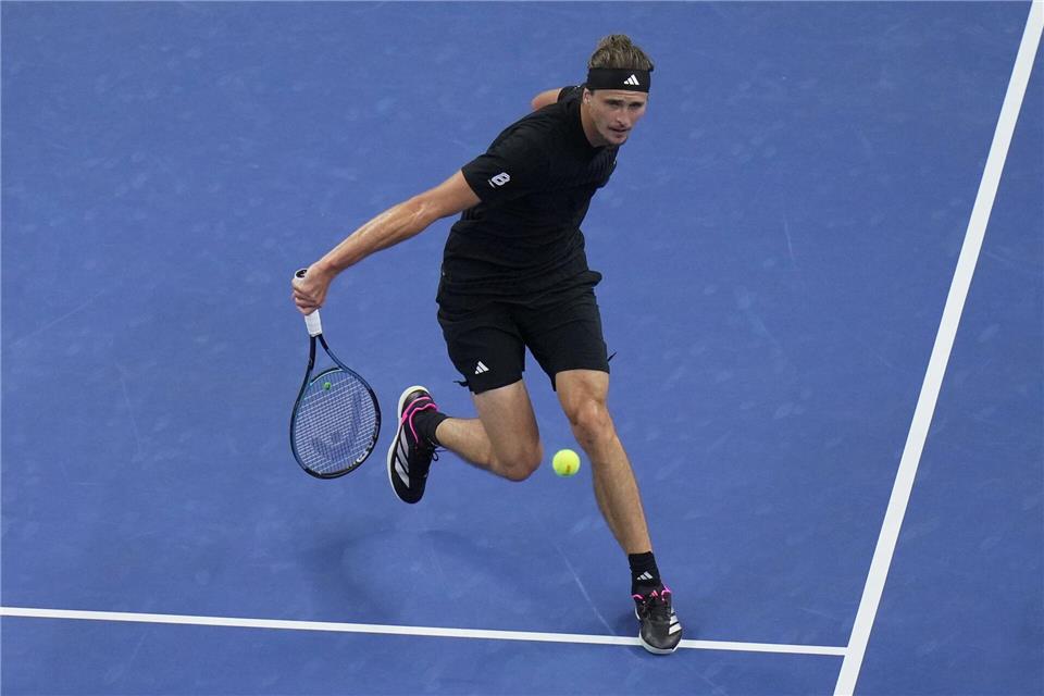 Schläger fliegt: Zverev-Frust bei Niederlage gegen Medwedew Alexander Zverev verliert erneut gegen Daniil Medwedew.Andy Wong/AP/dpa