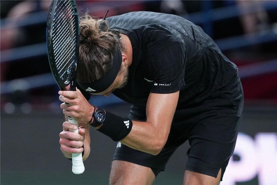 Nächste Enttäuschung: Zverev auch in Shanghai früh raus Alexander Zverev war in Shanghai am Ende seiner Kräfte.Andy Wong/AP/dpa