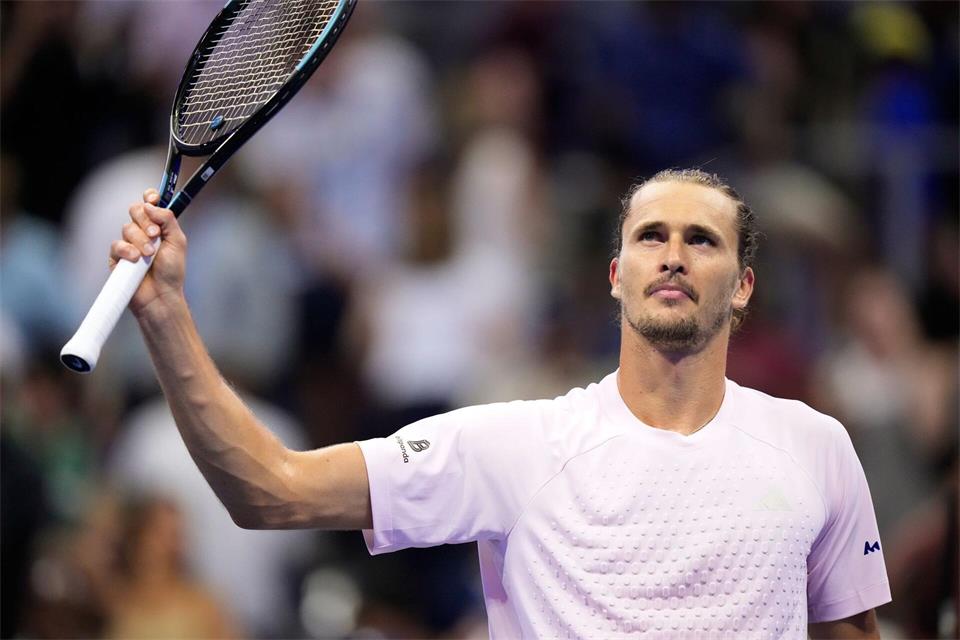 Alexander Zverev winkt nach seinem Sieg ins Publikum.Frank Franklin II/AP/dpa