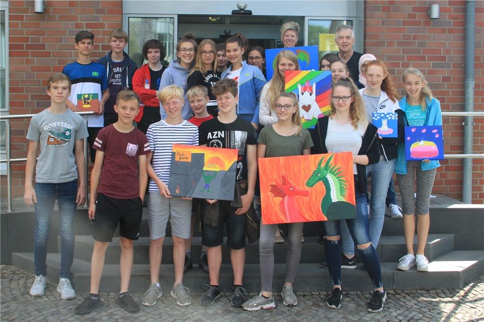 Alexanderschüler stellen ihre Kunstwerke in der Volksbank Raesfeld aus.