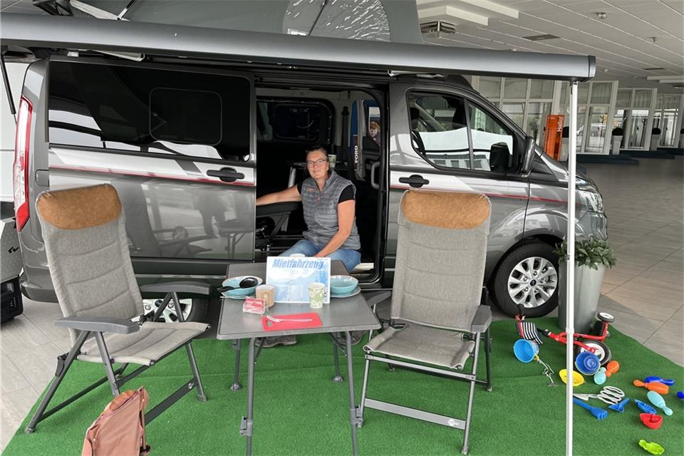Alexandra Kreierhoff präsentiert eines der Fahrzeuge, dass sie passend zum Campingurlaub gestaltet und dekoriert hat.