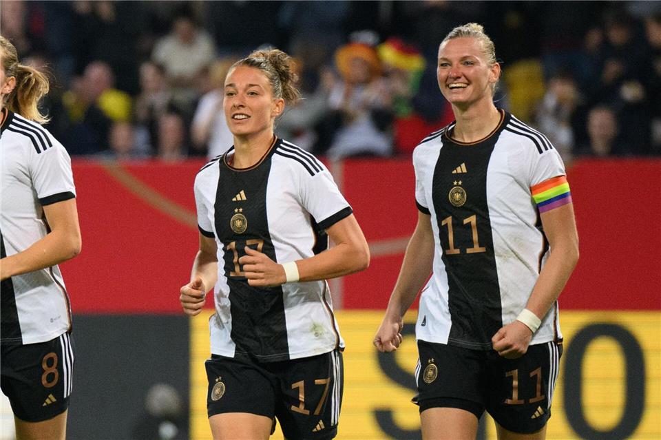 Alexandra Popp (r.) erzielte 2022 in Dresden zwei Tore gegen Frankreich.(Archivbild)Robert Michael/dpa