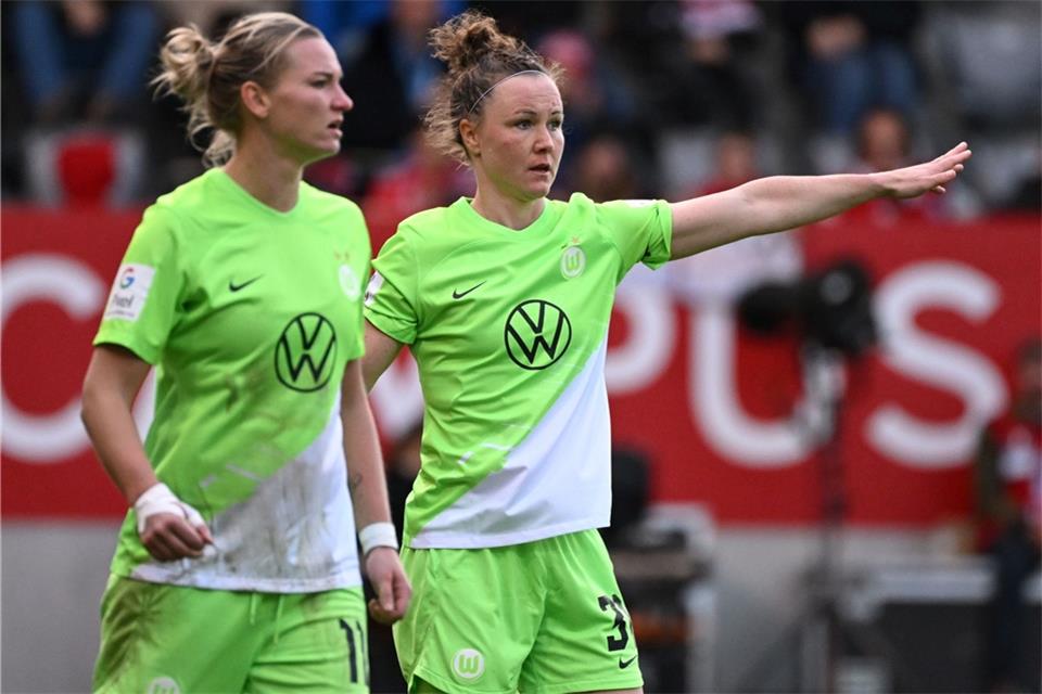 Alexandra Popp (r) und Marina Hegering spielen in der Bundesliga für den VfL Wolfsburg.