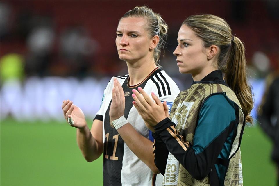 Alexandra Popp und Melanie Leupolz (r) zählen zu den am besten verdienenden Spielerinnen aus Deutschland.