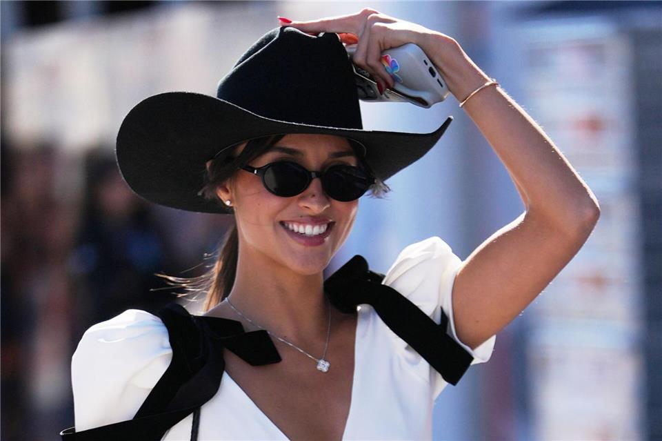 Alexandra Saint Mleux und der Formel-1-Star gaben ihre Verlobung bekannt.Nick Didlick/AP/dpa