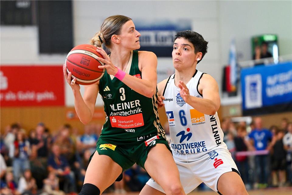 Alexandra Wilke (l) und die Basketballerinnen aus Keltern holten in Marburg den entscheidenden Sieg zum Meistertitel.Florian Wiegand/dpa