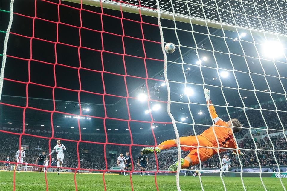 Alexis Claude-Maurice schießt einen Elfmeter über das Tor.Harry Langer/dpa