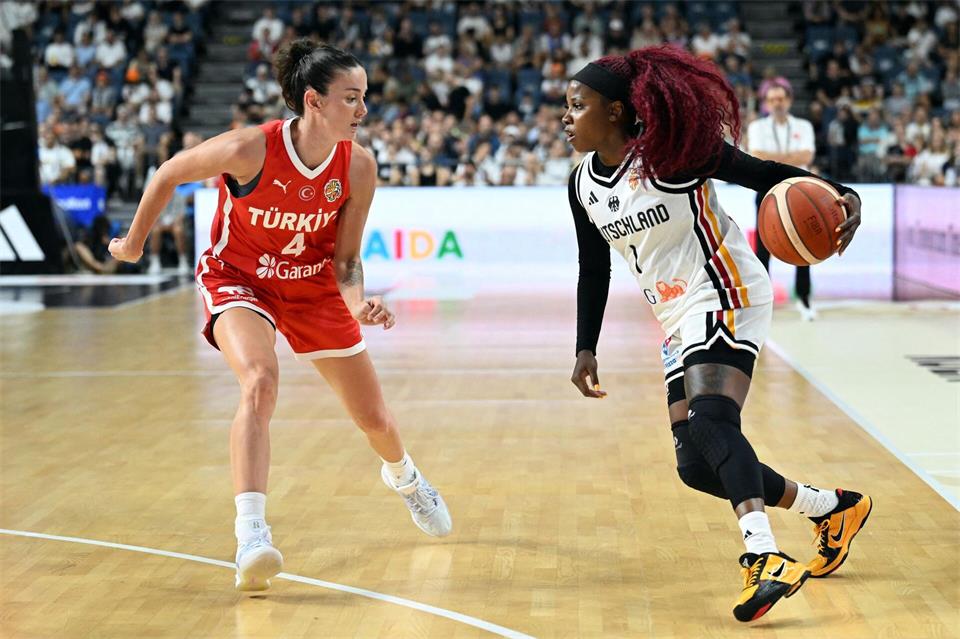 Alexis Peterson (r) zeigte bei der WM-Generalprobe eine starke Leistung.Federico Gambarini/dpa