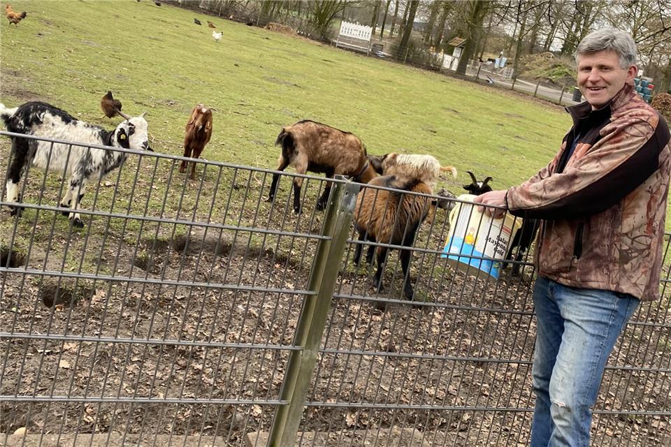 Alfons Tenk, Inhaber von Drönings Landcafé, kümmert sich um die Tiere im beliebten Gehege direkt am Café.