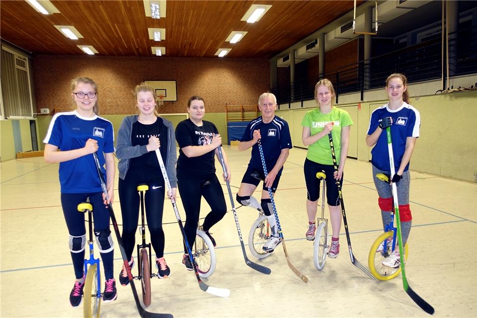 Alfred Bukowski mit seinen jungen Gemener Einrad-Teamkolleginnen und Abteilungsleiterin Lisa Hillenbrand (2. von links).